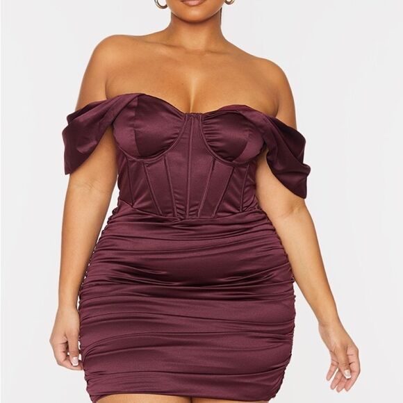 Prettylittlething PLUS PLUM STRUCTURED SATIN CUPPED RUCHED SKIRT BODYCON DRESS - Picture 4 of 12